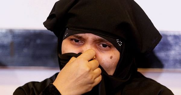 பில்கிஸ் பானோ கூட்டுப் பாலியல் வன்கொடுமை வழக்கு: குஜராத் அரசின் கொள்கை முடிவால் குற்றவாளிகள் விடுதலை | Bilkis Bano gang-rape case: 11 life imprisonment convicts walk out of Godhra sub-jail