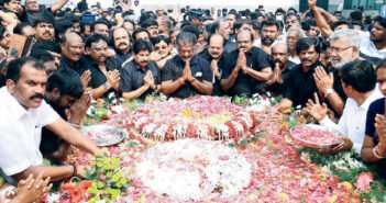 ஜெயலலிதா 6ம் ஆண்டு நினைவு நாள் எடப்பாடி, ஓபிஎஸ், சசிகலா, தினகரன் என 4 அணியாக சமாதிக்கு சென்று மரியாதை: காலை முதல் பகல் வரை போக்குவரத்து நெரிசல்