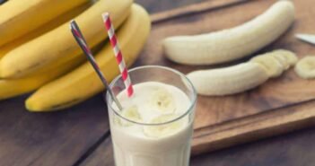 பால் மற்றும் வாழைப்பழம்.. இரண்டையும் ஒன்றாக சாப்பிடக்கூடாதாம்..! ஏன் தெரியுமா..?