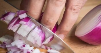 வெங்காயம் நறுக்குவதில் இத்தனை வகைகள் இருக்கா..? ஒவ்வொரு டிஷுக்கும் ஏற்ப நறுக்க டிப்ஸ்..!