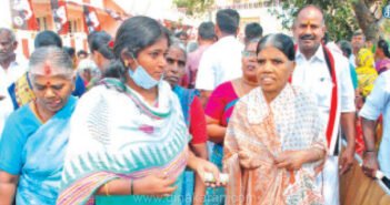 அதிமுகவினர் வீதிவீதியாக விநியோகம் வாக்காளர்களுக்கு வெள்ளி கொலுசு, குக்கர், ரூ.1000