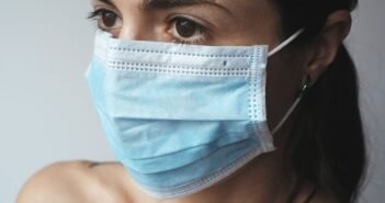 `மாஸ்க் அணிவதால் எந்தப் பயனுமே இல்லையா… உண்மை என்ன?' – மருத்துவரின் விரிவான விளக்கம்