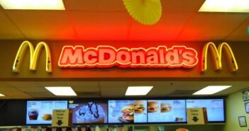 மெக்டொனால்டு சீஸ் பர்கரில் எலியின் எச்சம்… 5 லட்ச ரூபாய் இழப்பீடு வழங்க மெக்டொனால்டிற்கு உத்தரவு!|McDonald’s fined after mouse droppings found in cheeseburger