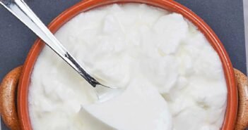 தயிருடன் இந்த 4 பொருளை கலந்து சாப்பிட உங்களுக்கு இந்த பிரச்சனையே வராது..!