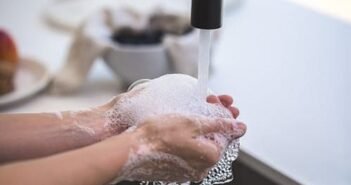 கைகளுக்கு சரியான அளவு சானிடைசர் பயன்படுத்துகிறீர்களா… கை கழுவுவதில் உள்ள தவறு; ஆய்வு சொல்வதென்ன?|Are you using the right amount of hand sanitizer, what research says?