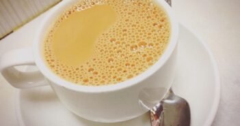 டீ அல்லது காஃபி அருந்தும் முன் தண்ணீர் குடிக்க வேண்டுமா..? நிபுணர்களின் கருத்து…