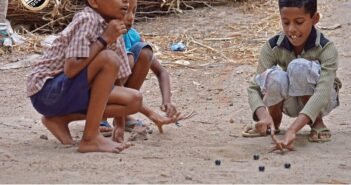 Doctor Vikatan: குழந்தைகளைப் பாதுகாப்பாக வளர்ப்பது நோய் எதிர்ப்புத்திறனை பாதிக்குமா?