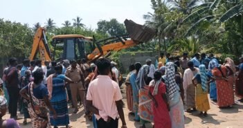 ஆக்கிரமிப்பை அகற்ற வந்த அதிகாரிகள்; ஜே.சி.பி முன்பு குழந்தையோடு அமர்ந்த பெண்கள்! – கரூர் களேபரம் | Karur: Encroachment removal operation; women protest with child