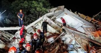 துருக்கியில் நிலநடுக்கம்: கட்டட இடிபாடுகளுக்கு நடுவே மீட்புப் பணி தீவிரம்