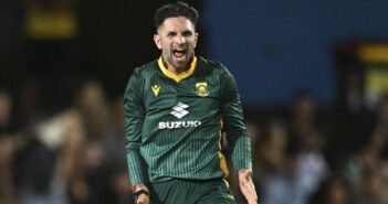 ஒருநாள் கிரிக்கெட் போட்டி தரவரிசை: முதலிடம் பிடித்தார் கேசவ் மகராஜ் | south africa spinner keshav maharaj tops icc odi bowlers ranking