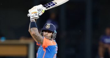 Ind vs Pak: இறுக்கிப் பிடித்த இந்திய சுழல்; அதிரடி வெற்றி – கைகொடுக்காமல் சென்ற வீரர்கள்!