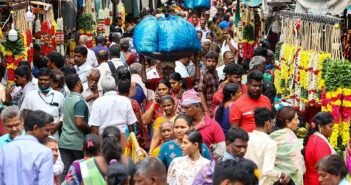 ஆயுத பூஜை முன்னிட்டு சென்னை பூக்கடை பகுதியில் பூஜை பொருட்கள் வாங்க குவிந்த பொதுமக்கள்-Public gathered to buy puja items in Chennai flower shop ahead of Ayudha Puja