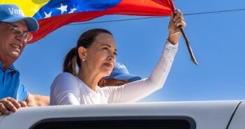 அமைதிக்கான நோபல் பரிசு பெற்ற மரியா கொரினா மச்சாடோ அரசியல் வாழ்க்கை | Maria Corina Machado: Venezuela’s Beacon of Democracy and Nobel Peace Laureate