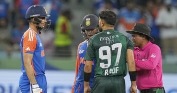 பாகிஸ்தான் வீரர்களுடன் கைகுலுக்க மறுக்கும் இந்திய கிரிக்கெட் வீரர்கள்!
| Cricket Turns Political: Indian Team Avoids Handshake with Pakistan Players!