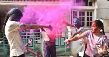 ஈரோடு: வண்ணஙகள் வீசி ஹோலி பண்டிகை கொண்டாட்டம்!