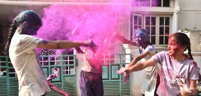 ஈரோடு: வண்ணஙகள் வீசி ஹோலி பண்டிகை கொண்டாட்டம்!