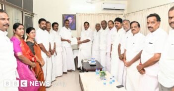 இரு அணிகளாக உடைந்த அதிமுக ஒன்றிணைந்தது – இதுவரை என்ன நடந்தது?
