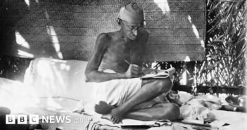 பிரிட்டிஷாருக்கு எதிராக மட்டுமா காந்தி உண்ணாவிரதம் இருந்தார்? வரலாற்று உண்மை என்ன?